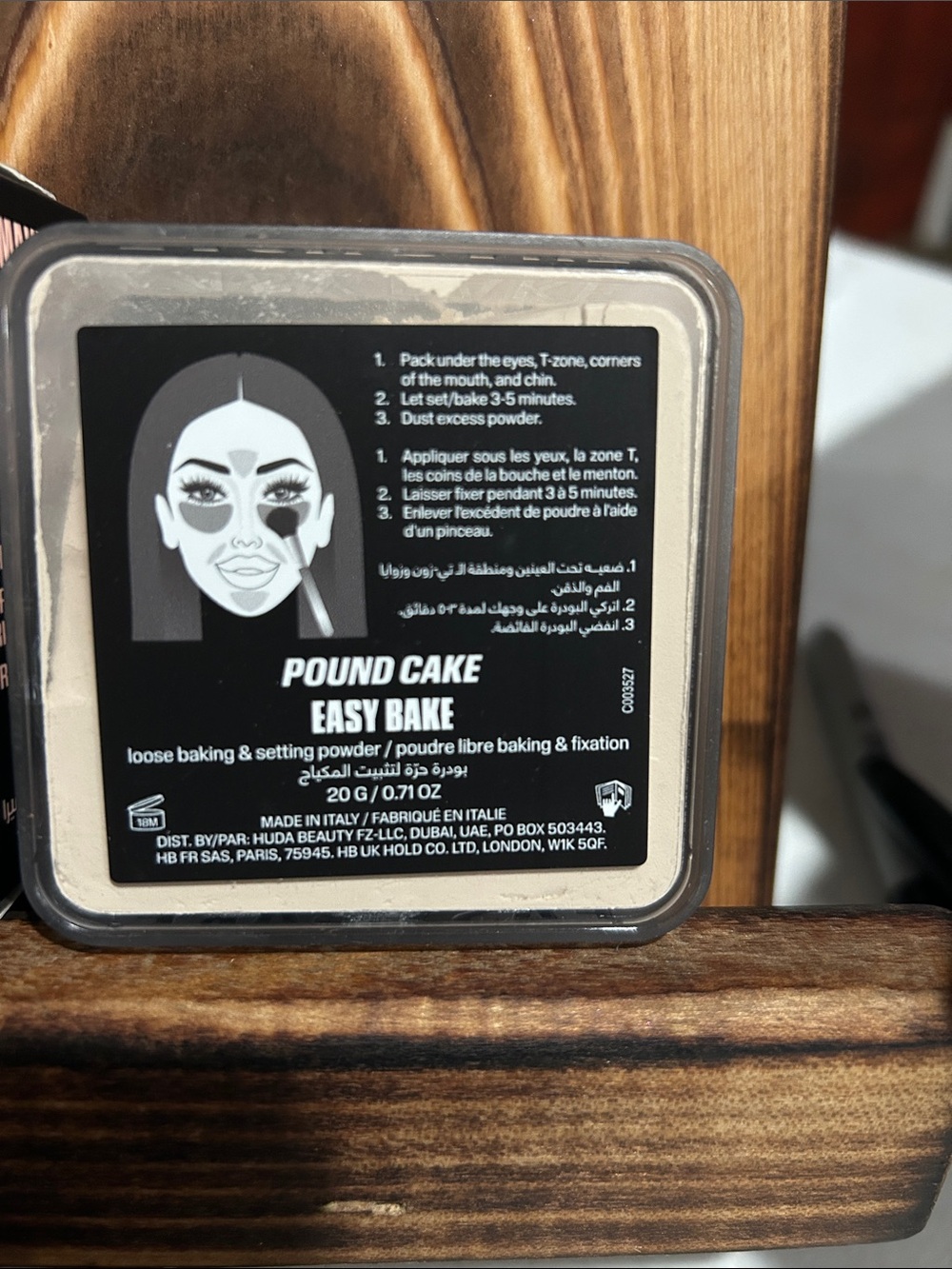 HUDA BEAUTY Easy Bake Loose Baking & Setting Powder - Black - Picture 2 of 3
